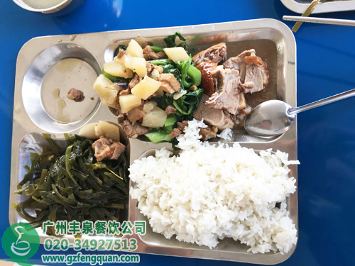 驚!不敢相信公司承包的食堂,十塊錢四菜一湯