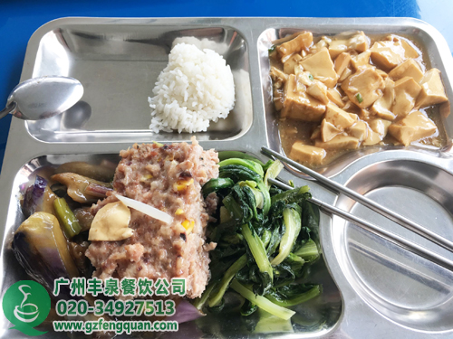 驚!不敢相信公司承包的食堂,十塊錢四菜一湯