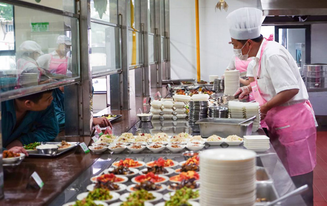 正規(guī)食堂承包:注重食品安全,吃上放心飯菜